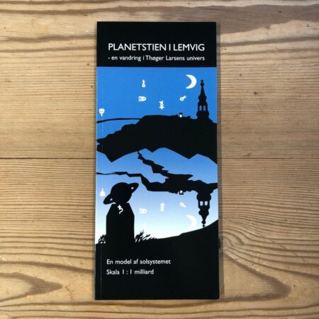 Guide til planetstien - forsiden med illustration af Gitte Klokker forestillende Lemvig ved nattetid med sort silhuet af byen i baggrunden og vigen og en af planetskulpturerne i forgrunden.