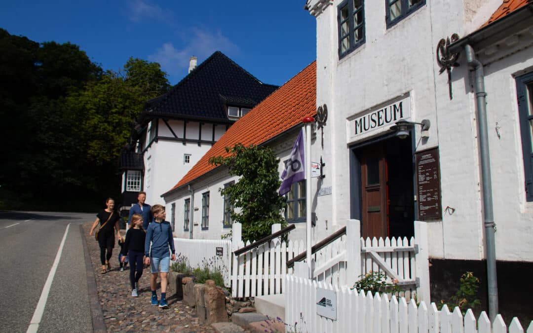 Stor pengegave på en grå tirsdag